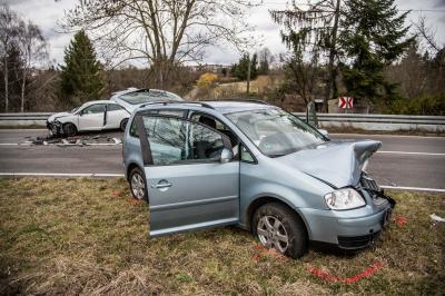 Esslingen-Oberesslingen: Pkw kollidiert mit Gegenverkehr - 2 Verletzte